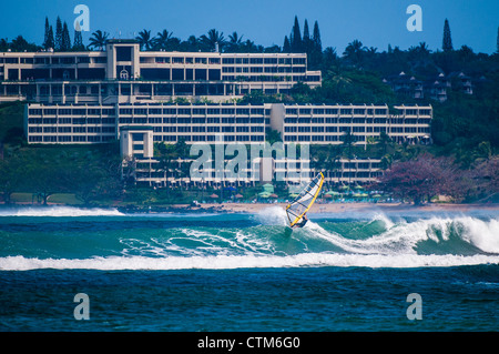 Windsurfen in Hanalei Bay, St. Regis Princeville Hotel im Hintergrund, Kauai, Hawaii Stockfoto