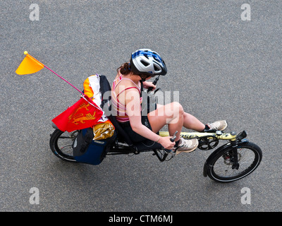 Junge Frau Tourist Reiten Hase Liegerad - Frankreich. Stockfoto