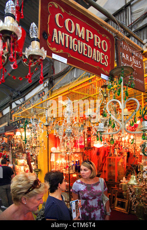 Antiquitäten-Shop im San Telmo Marktstand. San Telmo Nachbarschaft Messe, Buenos Aires, Argentinien Stockfoto