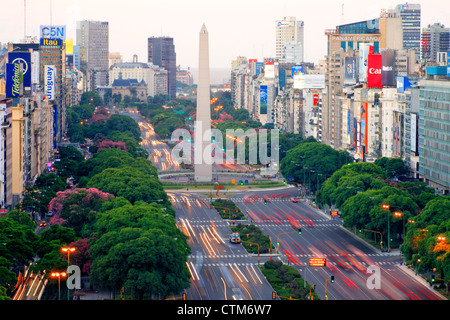Luftaufnahme der Avenida 9 de Julio mit Obelisco Denkmal, in der Abenddämmerung mit Autoscheinwerfer. Langzeitbelichtung Buenos Aires, Argentinien Stockfoto