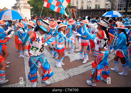 Murga Gruppe erklingt in Buenos Aires Straßen. Buenos Aires, Argentinien Stockfoto