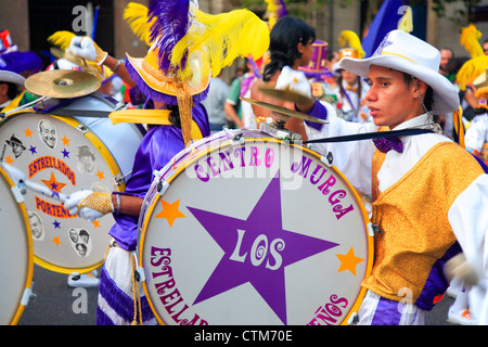 Murga Gruppe erklingt in Buenos Aires Straßen. Buenos Aires, Argentinien Stockfoto