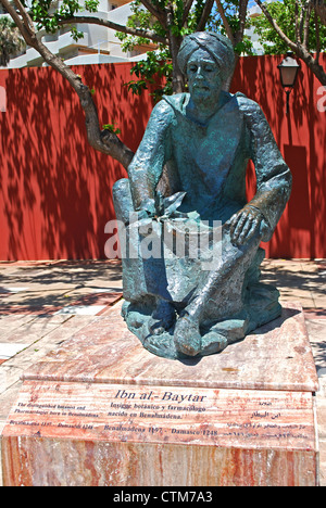 Statue von Ibn al-baytar, Benalmadena Costa, Costa del Sol, Provinz Malaga, Andalusien, Spanien in Westeuropa. Stockfoto