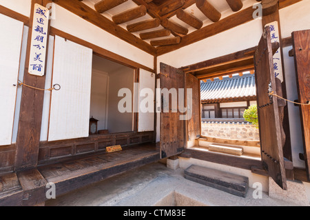 Typische traditionelle koreanische edlen Mannes Haus hölzerne Tor zum Innenhof, Namsangol Hanok Village, Seoul, Korea Stockfoto