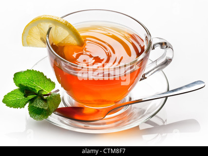 Tasse Tee mit Minze isoliert auf einem weißen Hintergrund. Stockfoto