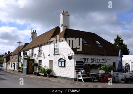 Die fünf Glocken Inn traditionelles englisches Pub im Rabourne Village in Kent UK Stockfoto