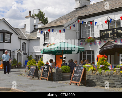 Menschen Touristen Besucher genießen einen Drink an der Kings Arms Hotel Pub im Sommer Hawkshead Village Cumbria England Vereinigtes Königreich Großbritannien GB Großbritannien Stockfoto