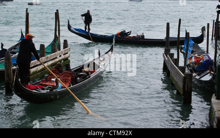 Venedig, Italien - ein junges Paar in einer Gondel mit Gondoliere heraus Richtung der Lagune, Bacino San Marco Stockfoto