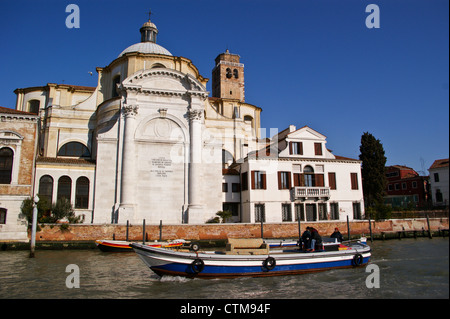 Workboat am Canal Grande in der Kirche San Geremia, Venedig, Italien Stockfoto