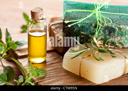 Stücke von Naturseife mit Öl und Gewürzen. Stockfoto