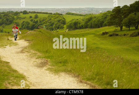 Kinder zu Fuß auf den South Downs am Cissbury Ring, West Sussex Stockfoto