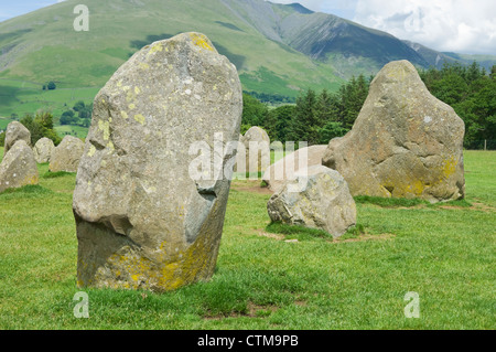 Nahaufnahme des Castlerigg-Steinkreises in der Nähe von Keswick im Sommer Lake District National Park Cumbria England Großbritannien GB Großbritannien Stockfoto