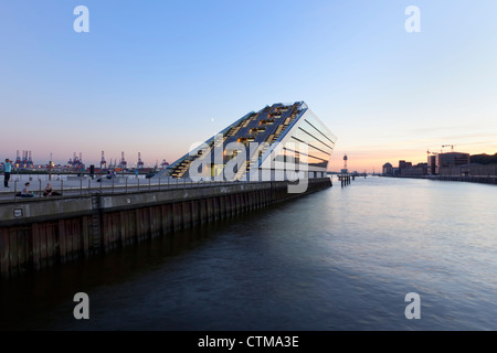 Dockland Bürogebäude von Architekten Richter Bothe Teherani am Hamburger Fischmarkt im Sonnenuntergang Stockfoto