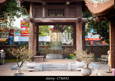 Der Glockenturm in The Temple of Literature in Hanoi, Vietnam. Stockfoto