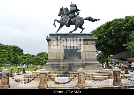 Diese Statue wird großen Samurai, Kusunoki Masashige. Im Osten Garten außerhalb Tokios Kaiserpalast eingenommen. Stockfoto