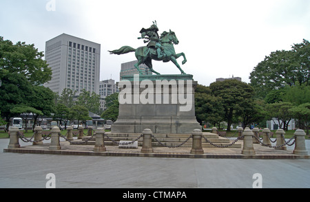 Diese Statue wird großen Samurai, Kusunoki Masashige. Im Osten Garten außerhalb Tokios Kaiserpalast eingenommen. Stockfoto