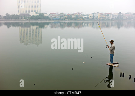 Ein einsamer Angler am am Westsee in Hanoi, Vietnam Stockfoto