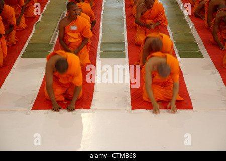 Zehn von Tausenden Novizen aus Dorf in Thailand machen einen buddhistischen Fastenzeit Ordination Zeremonie am Dhammadayada Tempel. Stockfoto