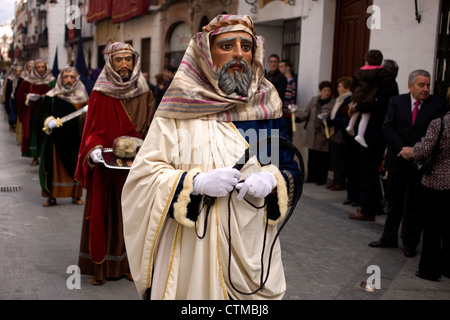 Maskierte Männer gekleidet als biblischen Figuren während der Karwoche in Puente Genil, Córdoba, Andalusien, Spanien Stockfoto