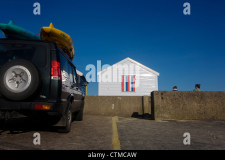 Teure Immobilien Strandhütte auf 4 x 4 Auto an der Suffolk am Meer Stadt Southwold, Suffolk. Stockfoto