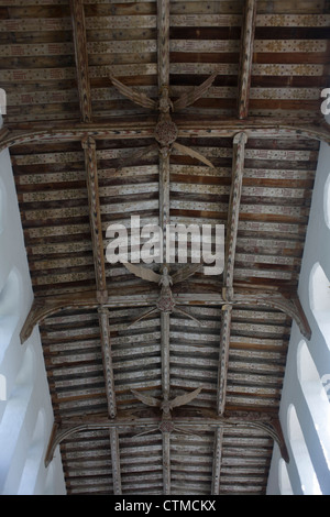 Fachwerkhaus Traufe mit Inschriften und geschnitzten Engeln in Blythburgh Kirchendach, Suffolk. Stockfoto