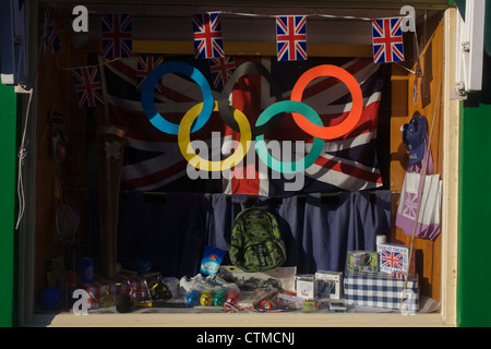 Missbrauch der Olympische Ring Marke in einem Schaufenster an der Suffolk am Meer Stadt Southwold, Suffolk. Stockfoto