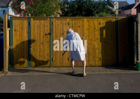 Exzentrischen Mann Lacke Türen an der Rückseite des Gehäuses an der Suffolk am Meer Stadt Southwold, Suffolk. Stockfoto