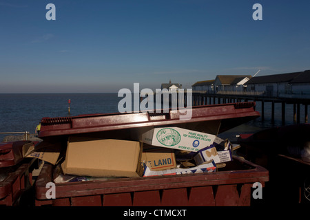 Angehäuften Müll in eine Verschwendung überspringen in der Nähe der Pier an der Suffolk am Meer Stadt Southwold, Suffolk. Stockfoto