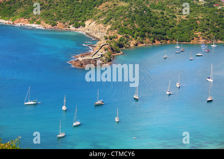 Ein Blick auf English Harbour und Fort Berkeley an der Küste der Insel Antigua in der Karibik. Stockfoto