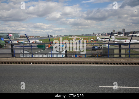 leere Hauptstraße am Ende der London City Airport Start-und Landebahn Stockfoto