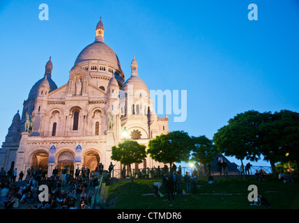 Paris, Frankreich. Menschen Sie beobachten Paris in der Nacht von der Basilika Sacre-Coeur in Montmartre, dem höchsten Punkt in der Stadt. Stockfoto