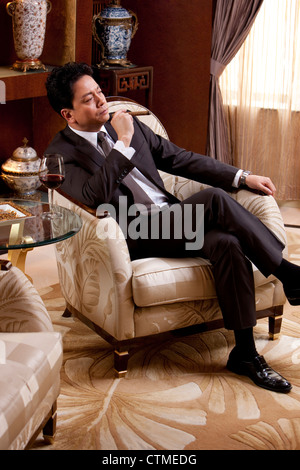 Reife Geschäftsmann Zigarren und Wein in einem luxuriösen Zimmer Stockfoto