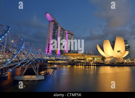 Helix-Brücke und die Marina bay Sands luxuriöse fünf-Sterne-Hotel in der Abenddämmerung in Marina Bay, Singapur Stockfoto