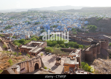 Ein Blick über die blaue Stadt Jodhpur von der Spitze des Mehrangarh Fort Stockfoto