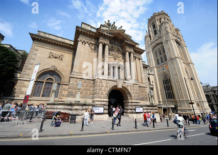 Bristol City Museum und Kunstgalerie (links) mit der Universität Wills Memorial Tower UK Stockfoto