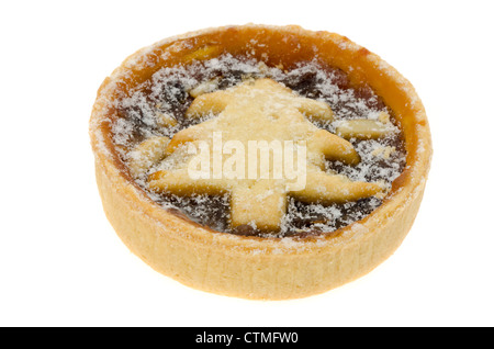 Festliche oder Weihnachten Mince Pies mit einer geringen Schärfentiefe Fokus auf Vordergrund - Studio gedreht mit weißem Hintergrund Stockfoto