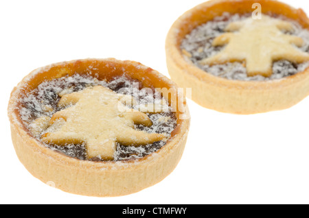 Zwei festliche oder Weihnachten Mince Pies mit einer geringen Schärfentiefe Fokus auf Vordergrund - Studio gedreht mit weißem Hintergrund Stockfoto