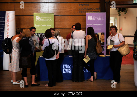 Schüler und Eltern besuchen einen Tag der offenen Tür in Bristol Universität Victoria Zimmer Building (Musikabteilung) UK Stockfoto