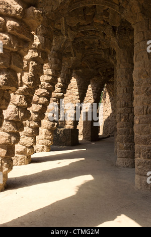 Barcelona, Spanien. Parc Güell. Gewölbten Stein Kolonnaden Fußweg unter der Fahrbahn-Viadukt Stockfoto