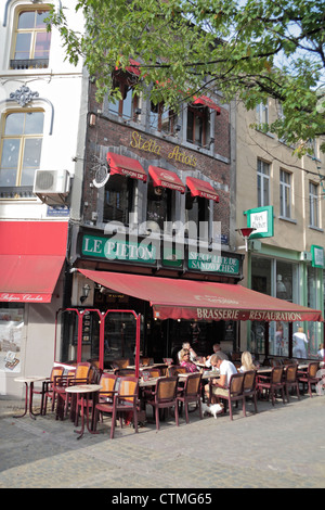 American Diner Essen außerhalb des Restaurants Le Pieton in Charleroi, Wallonien, Hennegau, Belgien. Stockfoto
