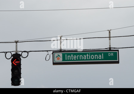 International Drive Straßenschild von Ampeln, Orlando Florida USA hängen Stockfoto