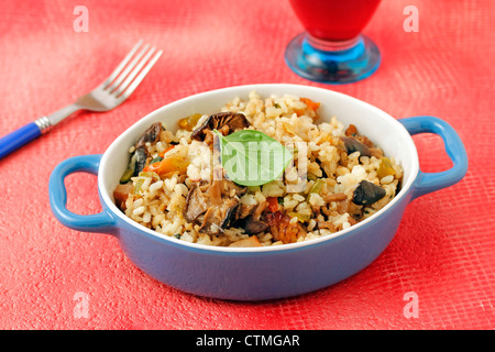Risotto mit Pilzen und Basilikum. Rezept zur Verfügung. Stockfoto