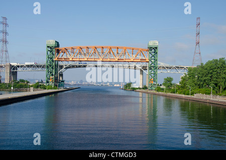 Kanada, Ontario. Burlington-Kanal bei Hamilton. Burlington Canal Hubbrücke am Lake Ontario. Stockfoto