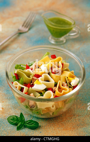 Pasta-Salat mit Mandeln Pesto. Rezept zur Verfügung. Stockfoto