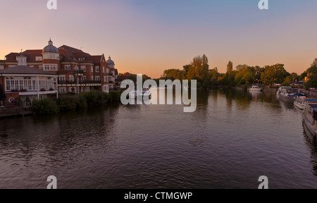 Blick von der Windsor-Brücke über die Themse nach Eton bei Sonnenuntergang Stockfoto