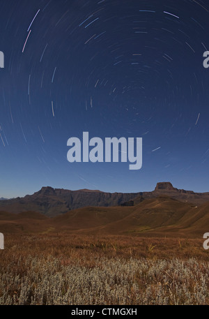 Sternspuren über das Amphitheater-Bereich in den Drakensbergen, Kwazulu-Natal, Südafrika Stockfoto