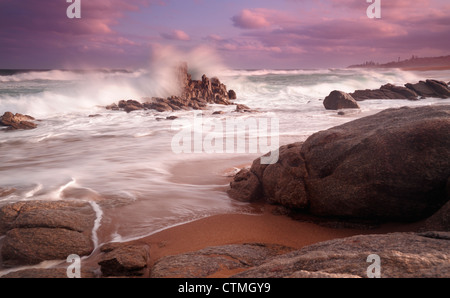 Raue Wellen gegen die Küste Felsvorsprung, Südhafen, Kwazulu-Natal, Südafrika. Stockfoto