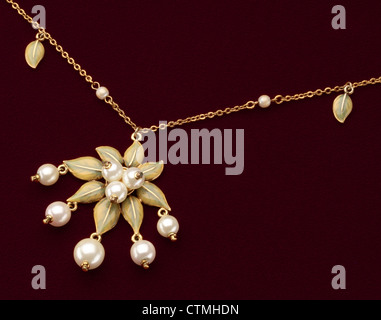 Modeschmuck. Eine Nahansicht des eine goldene Halskette mit Blumen und Perlen Perlen. Stockfoto