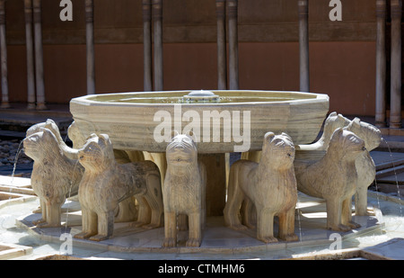 Palast von Alhambra, Granada, Andalusien, Spanien. Der neu restaurierte Brunnen der Löwen im Hof des Löwen-Terrasse. Stockfoto