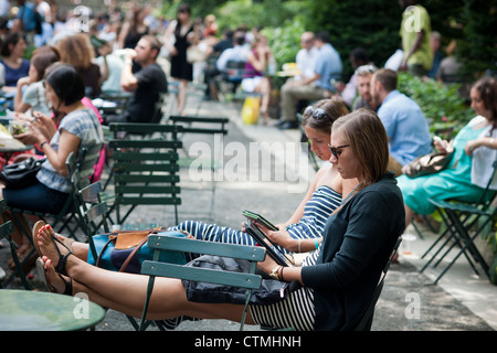 Ein Leser verwenden Sie ihr iPad und Amazon Kindle im Bryant Park in New York Dienstag, 24. Juli 2012 (© Richard B. Levine) Stockfoto